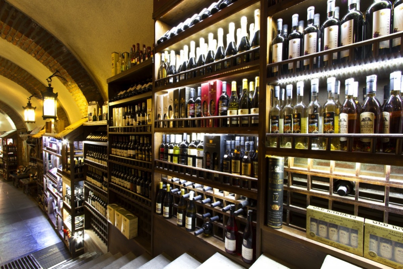 boutique-ST AUBAN-min_world_street_travel_shop_canon_georgia_wine_bottles-429767